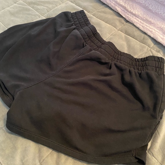 Under Armour Black Shorts Size Large Loose Fitting - Picture 3 of 3